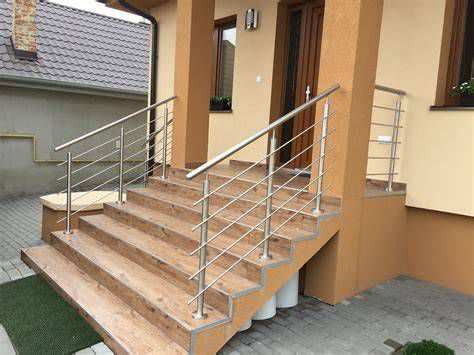 Detailné zobrazenie nerezovo-dreveného zábradlia s bočným kotvením
