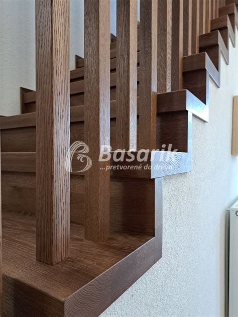 Esteticky obložené schody dreveným obkladom