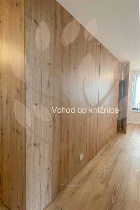 Moderný minimalistický interiér s dreveným obkladom a skrytými dverami