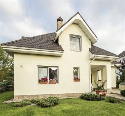 Ukážka tehlového obkladu medzi oknami na rodinnom dome