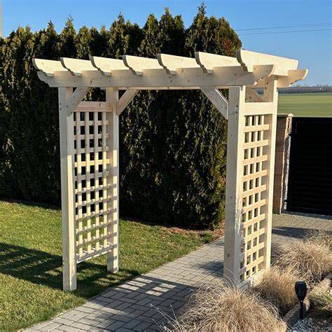 Drevená pergola porastená popínavými rastlinami