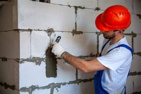 Detail nanášania malty na komínovú tvárnicu