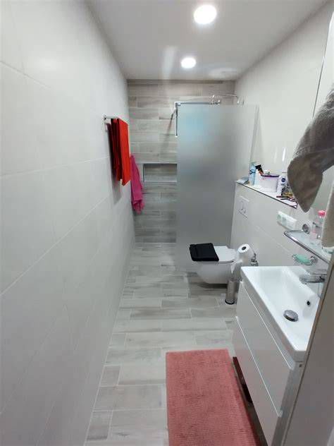 Kúpeľňa po rekonštrukcii s novými obkladmi a sanitou