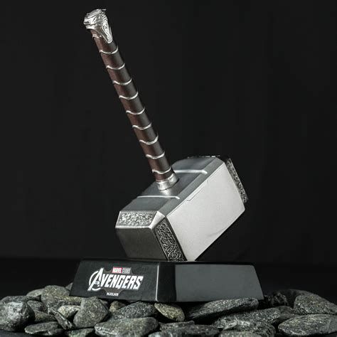 Thor s kladivom Mjolnir v komiksoch a filmoch Marvel