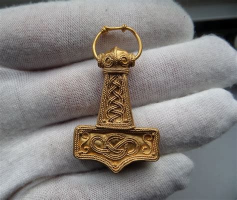 Detailná fotografia kľúčenky Mjolnir Gold