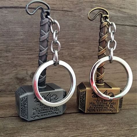 Kľúčenka Mjolnir na zväzku kľúčov a batohu