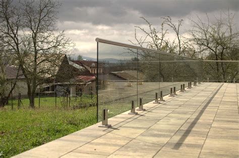 bočné kotvenie skleneného zábradlia na balkóne detaily
