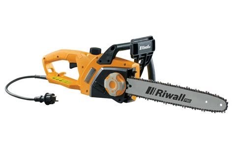 Riwall PRO RECS 2340 v akcii - rezanie dreva
