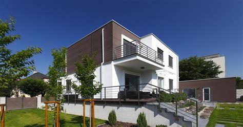 Moderný dom s hnedou fasádou a výraznou červenou garážou