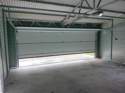 Interiér garáže s automatickou sekčnou bránou