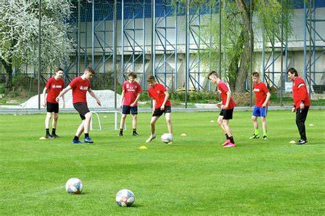 Mladí futbalisti počas tréningového procesu