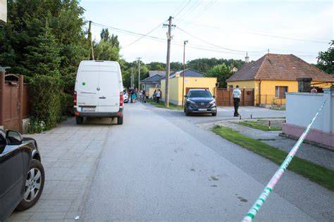 Uzatvorená ulica a okolie domu počas rekonštrukcie vraždy vo Veľkej Mači