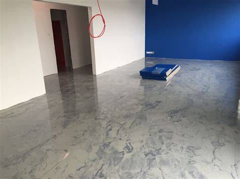 Moderná liata podlaha v obývačke s minimalistickým dizajnom