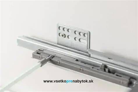 Ukážka nábytku s push-to-open mechanizmom