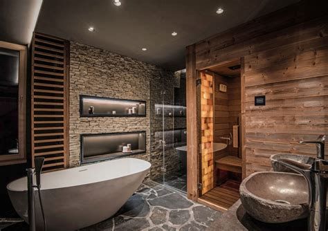 Moderná kúpeľňa s dreveným obkladom a wellness atmosférou
