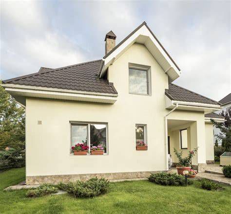 Ukážka rôznych typov moderných a rustikálnych fasádnych obkladov na rodinnom dome