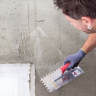 Nástroje a techniky pre ručné spracovanie omietky