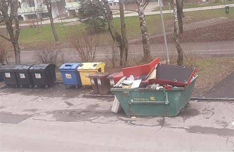 Kontajner so stavebným odpadom na recykláciu