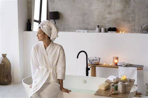 kúpeľňa v štýle spa so zelenými lesklými obkladačkami