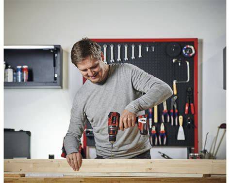 Muž pracuje s akumulátorovým skrutkovačom bez kábla