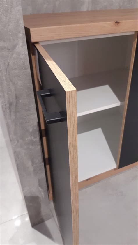 detail tlmenia a výsuvného mechanizmu pre kuchynský roh