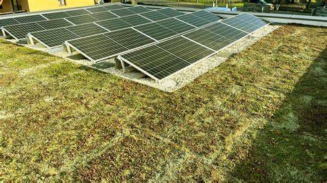 Zelená strecha s fotovoltaickými panelmi