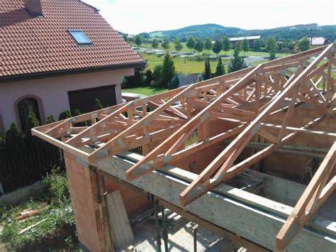 Moderní dřevěná příhradová střešní konstrukce