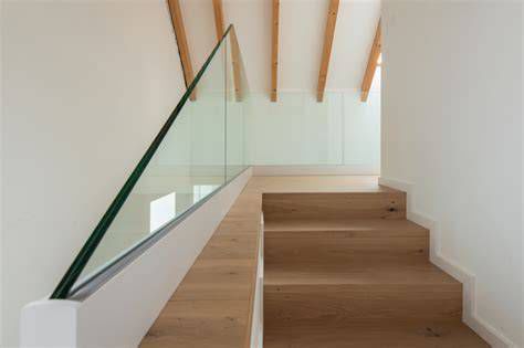 Zábradlie a schody: Bezpečnosť v architektúre