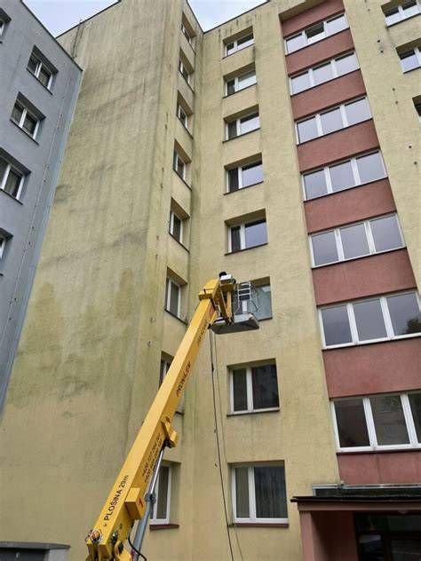 Dron pri inšpekcii fasády panelového domu