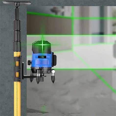 Robotník používa krížový laser na vyrovnanie dlaždíc