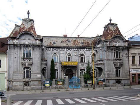 detail Románskeho paláca pred rekonštrukciou