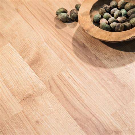 Detailný pohľad na štruktúru 10 mm laminátovej podlahy s dreveným dekorom