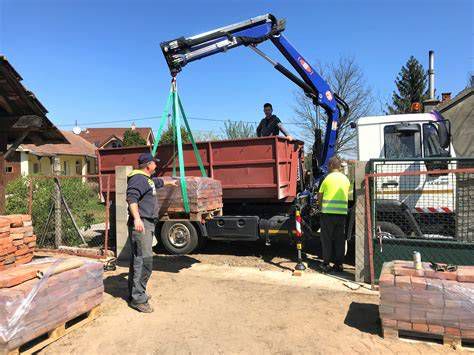 Doručenie stavebných materiálov s hydraulickou rukou
