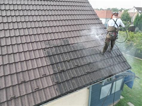 Proces čistenia strechy vysokotlakovým čističom