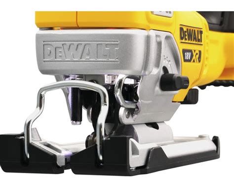Detailný záber na priamočiaru pílu DeWALT DW331K