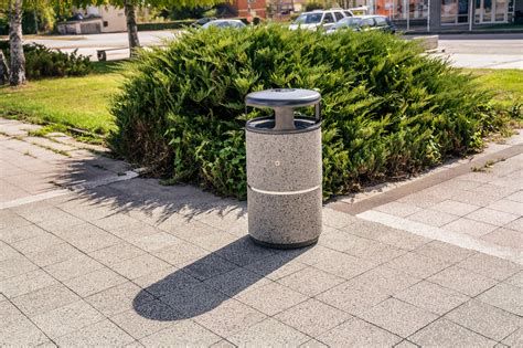 Betónový odpadkový kôš v modernom mestskom prostredí