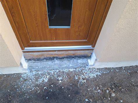 detail renovácie drevených vchodových dverí