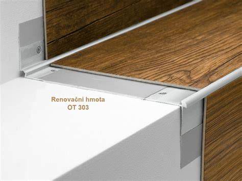 Detailné spracovanie hrany schodu s nerezovou lištou