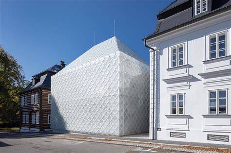 Ukázka perforovaného ocelového roštu v moderní architektuře