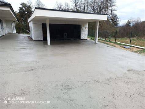 Betónová podlaha s poškodeným náterom