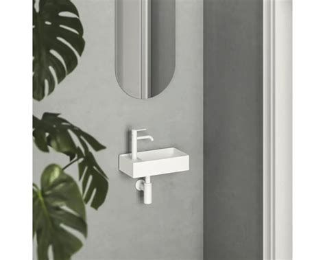 Pohľad na malé umývadlo v malej kúpeľni alebo WC