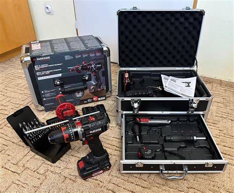 Milwaukee M12 akumulátorová vrtačka v kufru s příslušenstvím