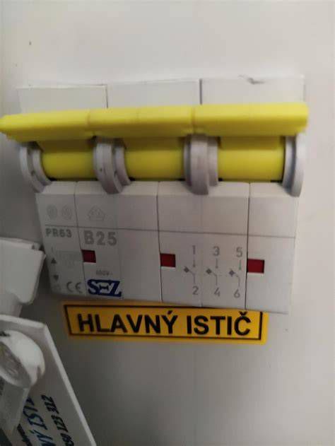 Porovnanie ističa a hlavného vypínača
