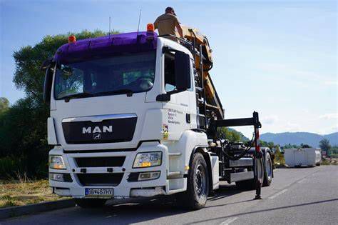 Doprava stavebného materiálu s hydraulickou rukou