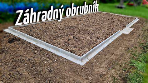 Betónový L-obrubník oddeľujúci trávnik od záhonu